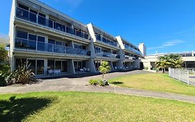 Te Kaha Beach Hotel
